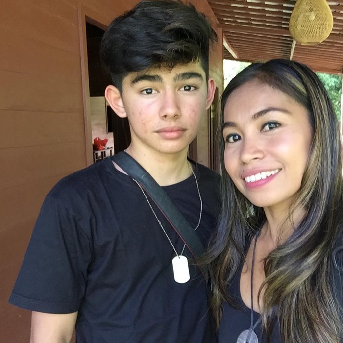 Sama halnya dengan sang ibu, Prada Kalaweit, wanita keturunan asli Indonesia juga turut serta melindungi alam lho. Hal yang dilakukannya adalah dengan menerapkan pola hidup ramah lingkungan di rumah. Cantik dan ganteng ya? (Foto: instagram/pradakalaweit).