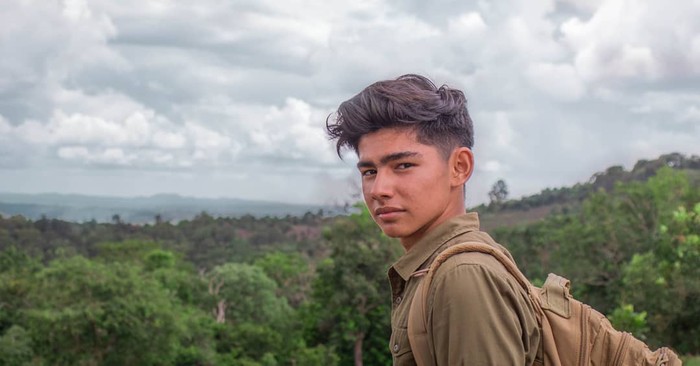 Punya paras wajah yang tampan dan juga jiwa pecinta alam membuat Andrew Kalaweit kini punya banyak penggemar. Publik dibuat terkesan dan memuji sikap cintanya terhadap alam Indonesia yang dilakukan oleh remaja tampan ini. Setuju kan kalau Andrew punya wajah yang memesona? (Foto: intagram/andrewkalaweit).