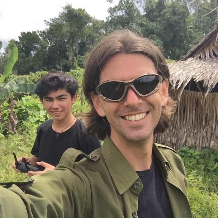 Remaja tampan yang satu ini ternyata anak dari Chanee Kalaweit, seorang aktivis lingkungan sekaligus perintis tempat konservasi hewan owa di Indonesia. Jiwa cinta alam Indonesia inilah yang diturunkan dari sang ayah. Enggak heran deh kalau gitu! (Foto: instagra/chaneekalaweit).