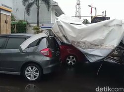 Hujan Angin, Baliho di Tasikmalaya Tumbang Timpa Tiga Mobil