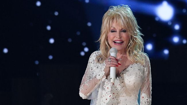 Pada April 2020, Dolly Parton menyumbang US$1 juta untuk riset vaksin virus corona yang kini menjadi vaksin Covid-19 Moderna.