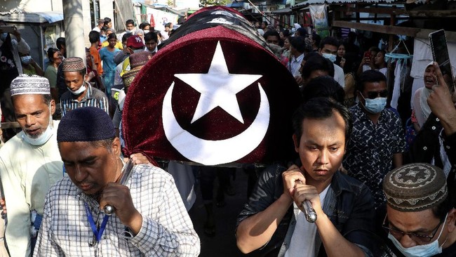 Kelompok pemberontak etnis Myanmar mengubur lebih dari 30 jenazah yang dibakar saat bentrokan dengan junta militer.