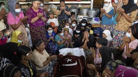 FOTO: Duka Pemakaman Wanita Muslim Korban Tewas Demo Myanmar