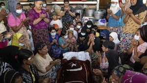 FOTO: Duka Pemakaman Wanita Muslim Korban Tewas Demo Myanmar