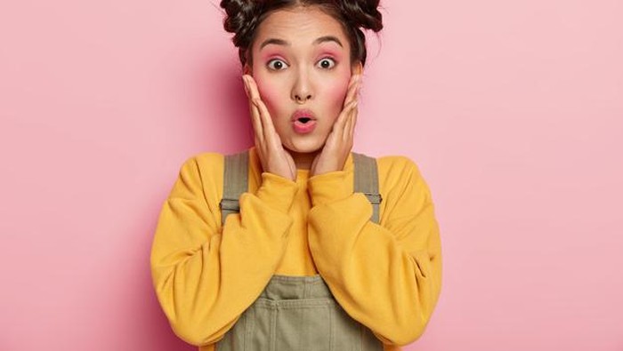 5 Kebiasaan Buruk dalam Bermakeup yang Merusak Kulit Wajah