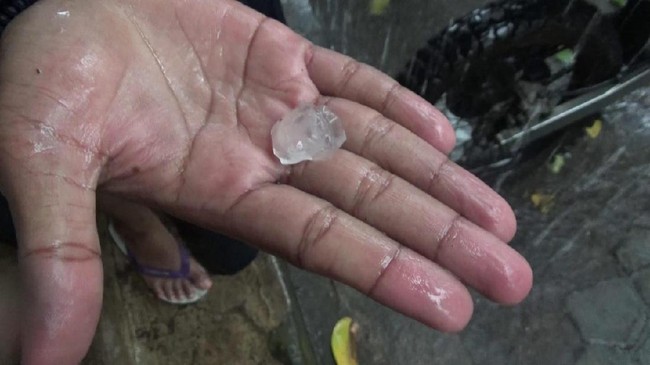 Hujan es mengguyur sejumlah wilayah di Yogyakarta. BMKG menyebut fenomena hujan es terjadi karena kemunculan awan cumulonimbus.