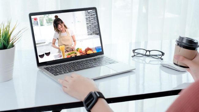 Studi menemukan, menonton video memasak atau menyiapkan makanan sendiri membuat seseorang terdorong untuk makan berlebih.