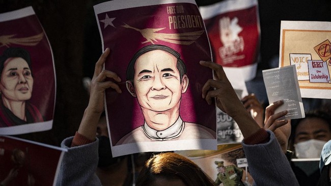 Presiden Myanmar yang digulingkan oleh junta militer, Win Myint menghadapi dua dakwaan baru, termasuk pelanggaran konstitusi.
