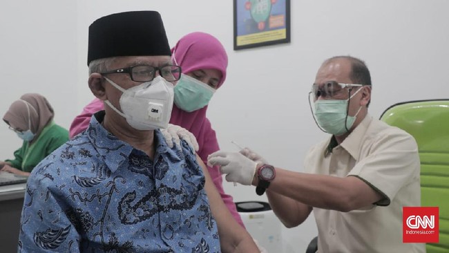 Ketua PP Muhammadiyah Haedar Nashir mengajak segenap keluarga besar Muhammadiyah menjalani vaksinasi virus corona.