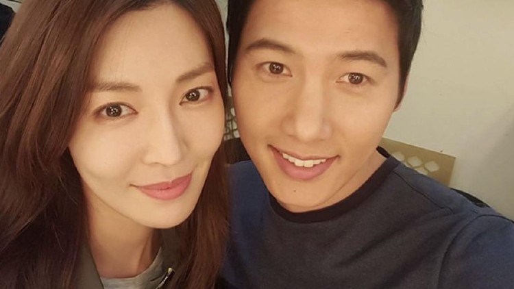Kim So Yeon tengah hangat diperbicangkan karena peran antagonisnya di drama Korea The Penthouse Season 2. Ia menjelma menjadi Cheon Seo Jin.