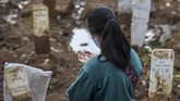 FOTO: Lahan Makam Covid di TPU Bambu Apus Penuh Lahan makam untuk pasien covid-19 DKI Jakarta di Bambu Apus, Jakarta Timur, penuh seiring lonjakan angka kematian pasien di ibu kota.