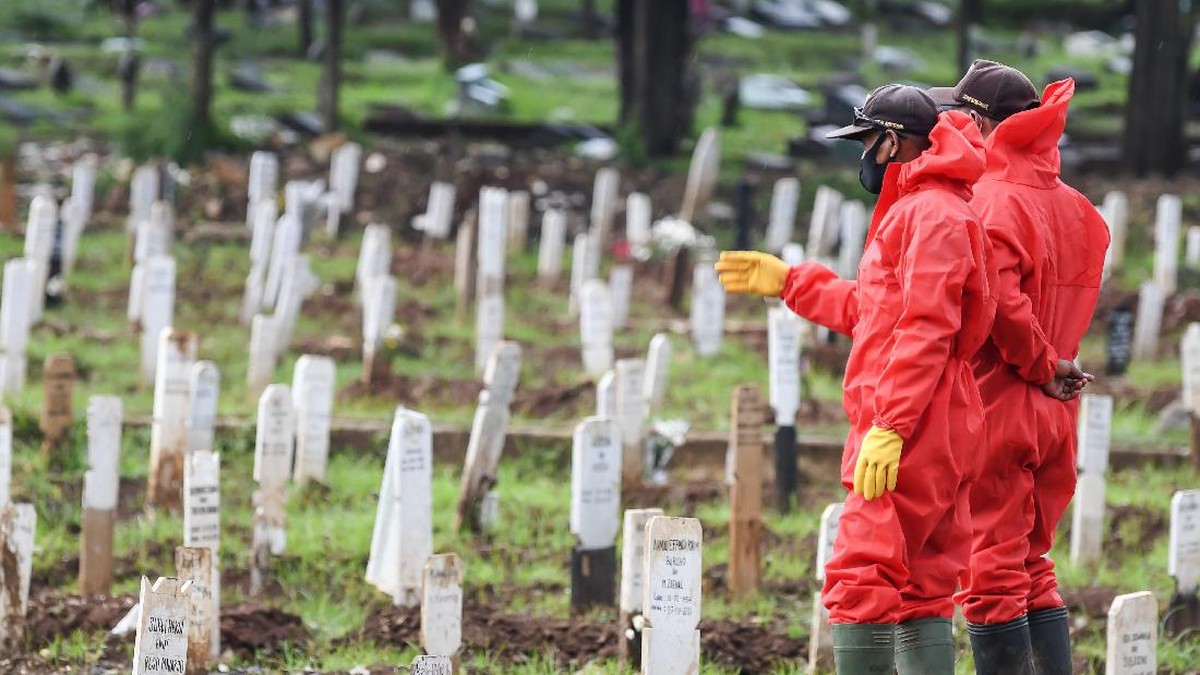 FOTO: Lahan Makam Covid di TPU Bambu Apus Penuh