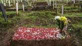 FOTO: Lahan Makam Covid di TPU Bambu Apus Penuh Lahan makam untuk pasien covid-19 DKI Jakarta di Bambu Apus, Jakarta Timur, penuh seiring lonjakan angka kematian pasien di ibu kota.