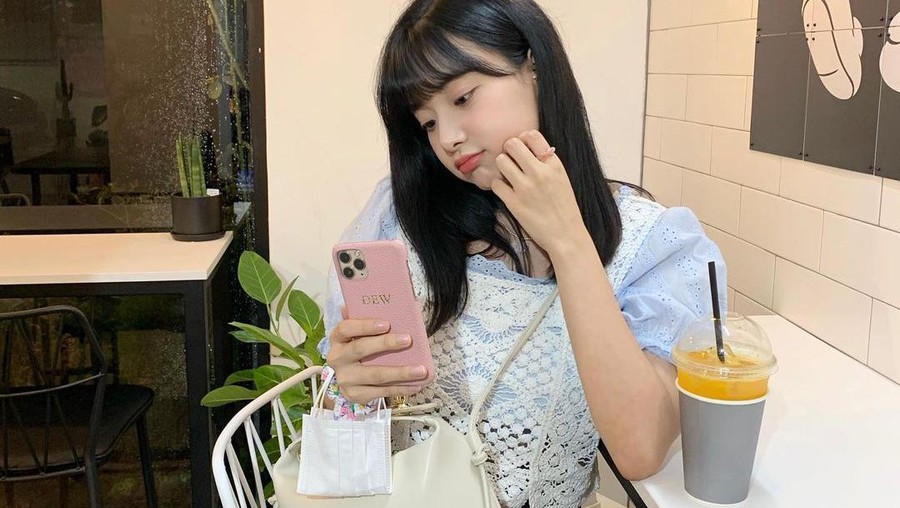 Manisnya Hyunjoo Eks APRIL Saat Makan Pizza dan Nongkrong di Kafe