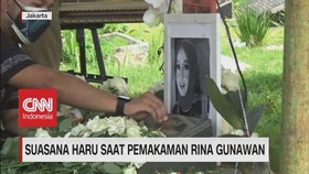 VIDEO: Suasana Haru Saat Pemakaman Rina Gunawan