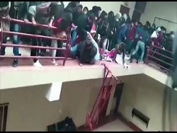 Ngeri! Detik-detik Pagar Balkon Universitas di Bolivia Ambruk