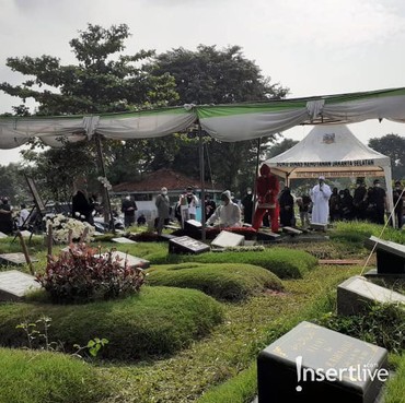Suasana Pemakaman Jenazah Rina Gunawan di TPU Tanah Kusir
