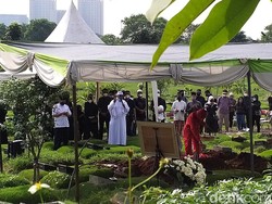 10 Artis Meninggal Usai Berjuang Sembuh Lawan COVID-19