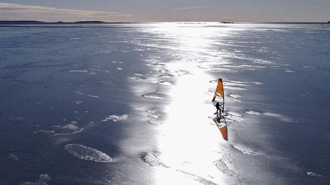 Di Finlandia, laut bisa membeku selama berbulan-bulan. Pecinta selancar angin di sana kini punya cara untuk mengakali lautan yang membeku.