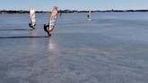 FOTO: Selancar Angin di Laut Beku Musim dingin yang panjang tak membuat penduduk Finlandia yang hobi selancar angin merasa putus asa. Mereka tetap berselancar di laut yang membeku.