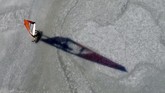 FOTO: Selancar Angin di Laut Beku Musim dingin yang panjang tak membuat penduduk Finlandia yang hobi selancar angin merasa putus asa. Mereka tetap berselancar di laut yang membeku.