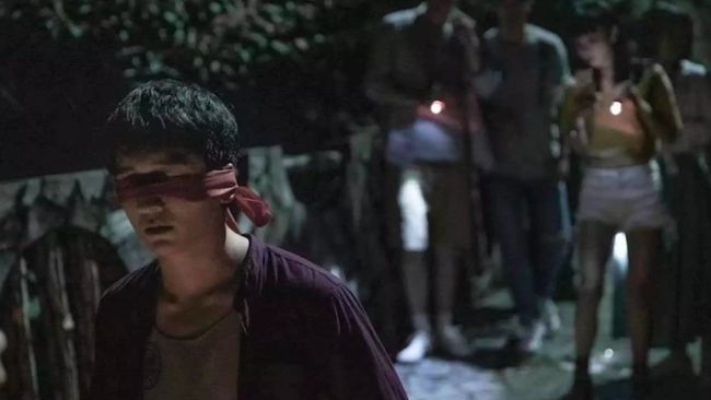 Demi lolos dari maut, seorang gadis muda terpaksa mengikat perjanjian dengan iblis penunggu jembatan berhantu dalam The Bridge Curse.