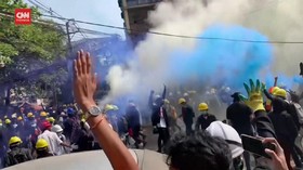 VIDEO: Pedemo Myanmar Gunakan Granat Gas untuk Hadapi Polisi