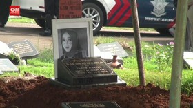 VIDEO: Teddy Syah Antar Jenazah Rina Gunawan ke Pemakaman