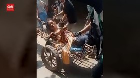 VIDEO: Momen Polisi Myanmar Lepas Tembakan ke Pedemo