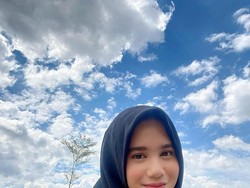 Cantiknya Pacar Dul Jaelani, Tissa Biani Saat Pakai Hijab, Pose di Masjid