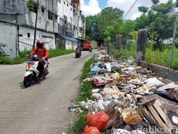 Penampakan Sampah Menumpuk di Jalan Nikel Raya Makassar