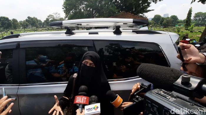 Umi Pipik kenang Rina Gunawan