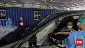 FOTO: Vaksinasi Drive Thru untuk Lansia di Kemayoran