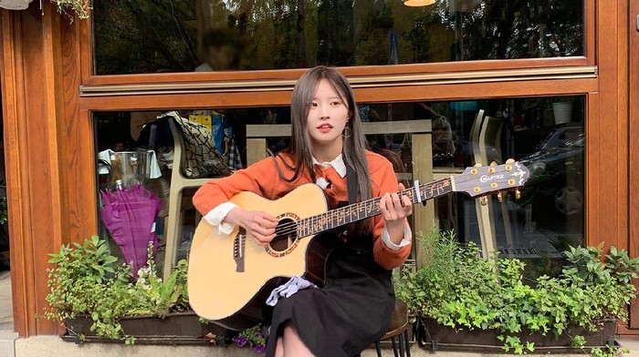 10 Idol K-Pop Wanita Ini Punya Skill Main Gitar yang Memukau