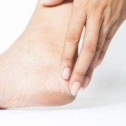 5 Cara Mengatasi Tumit Pecah-Pecah, Gampang Banget!