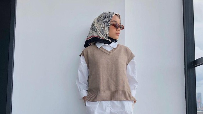 5 Inspirasi Outfit Hijab Dengan Vest Cocok Jadi Office Look Hingga Hangout 2081