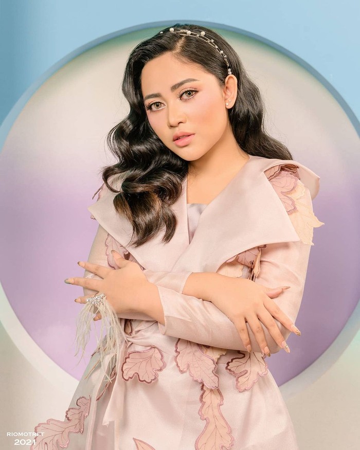 Dalam potret ini, Rachel Vennya mengambil tema Valentine dengan tampil mengenakan busana bernuansa pink. Ia memadukan penampilannya dengan pulasan makeup yang fresh, sementara rambutnya ia biarkan tergerai. (Foto: instagram.com/rachelvennya)