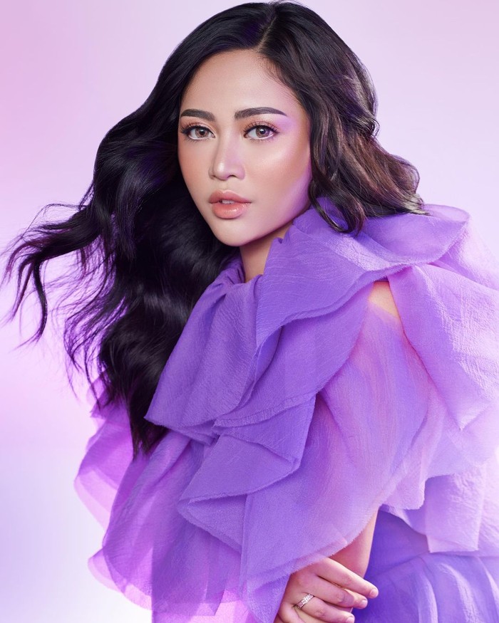 Penampilannya dalam potret ini tampak anggun dengan busana berwarna ungu. Dirinya tampil dengan rambut tergerai dan makeup flawless dengan shading di pipi yang menjadikan pipinya lebih tirus. Banyak yang memuji kecantikan wanita 25 tahun ini yang disebut-sebut semakin terpancar. (Foto: instagram.com/rachelvennya)