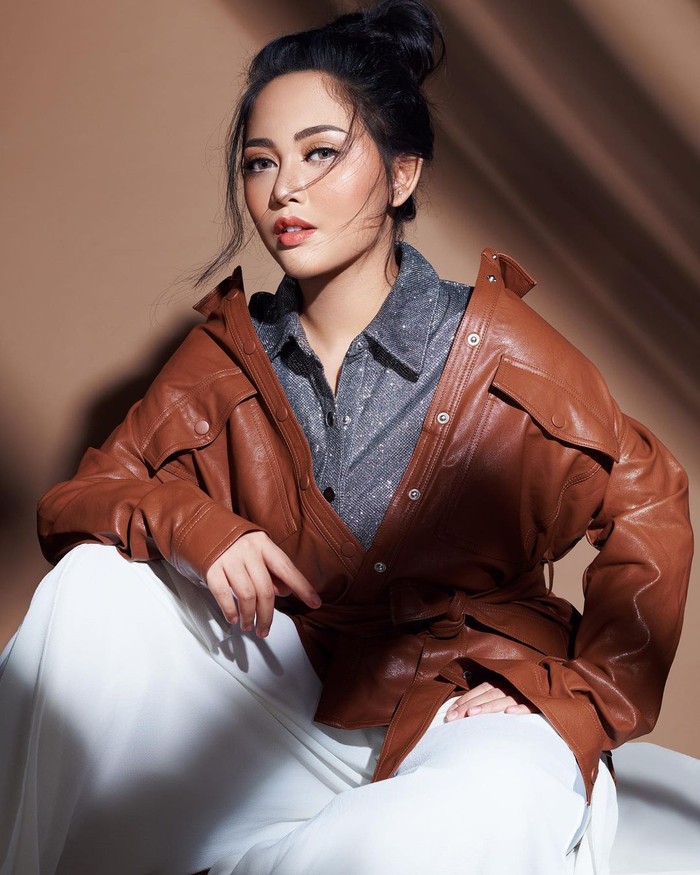 Sementara dalam pemotretan ini, Rachel tampil lebih boyish dengan mengenakan jaket kulit serta tatanan rambut yang dicepol tinggi. Gaya makeup-nya yang tegas pun semakin menambah kesan bold pada penampilannya. (Foto: instagram.com/rachelvennya)