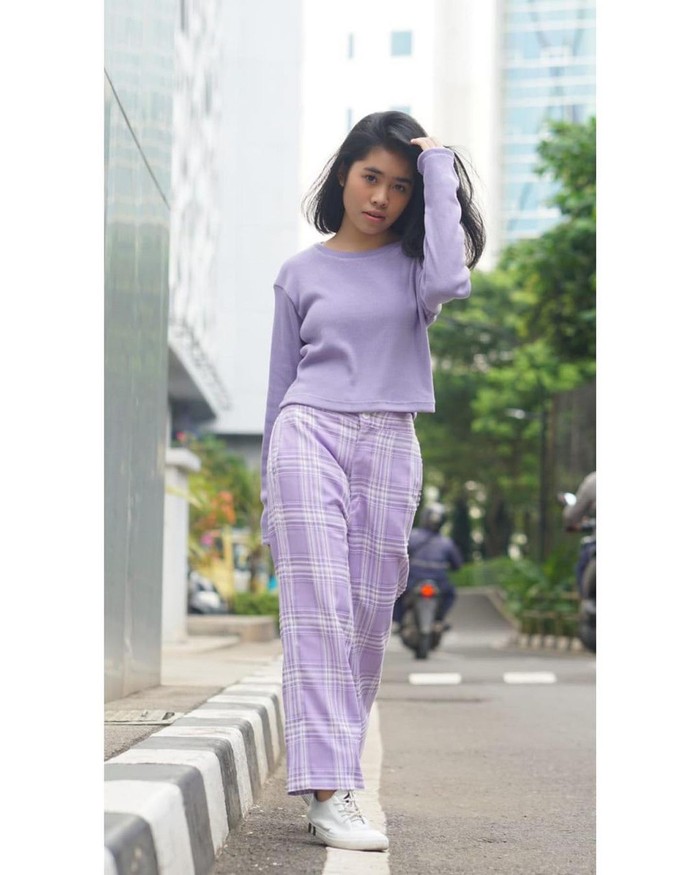 Tampil cerah dalam one set outift warna lilac. Kaos polos lengan panjang dipadukan celana panjang dengan motif tartan bikin tampilan kamu makin cheerful, Ladies! Padukan juga dengan sneakers ya untuk tampil casual. (Foto: www.instagram.com/alifalubis/).