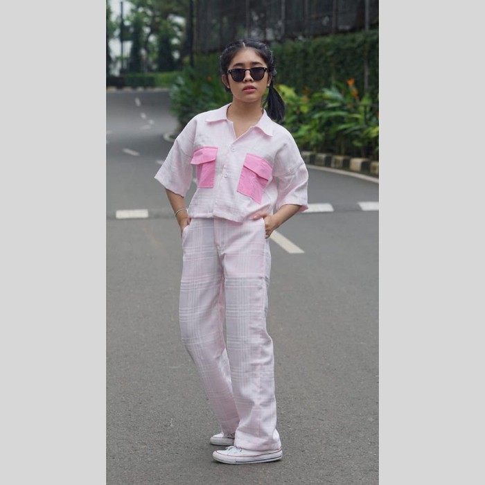Next masih memadukan outfit setelan, kamu juga bisa memilih warna soft pink lho. Padukan kemeja lengan pendek dengan celana motif tartan, bikin kamu terlihat makin fresh seperti ide outfit Alifa Lubis yang satu ini. Tambah sunglases penampilan makin catchy! (Foto: www.instagram.com/alifalubis/).