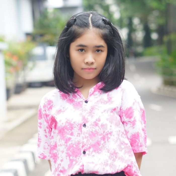 Terlihat girly, pilihan warna pink juga bikin tampilan kamu cheerful seperti look yang ditampilkan Alifa Lubis. Kamu bisa menirunya dengan memakai kemeja tie dye lengan pendek warna pink dengan warna dasar putih. (Foto: www.instagram.com/alifalubis/).