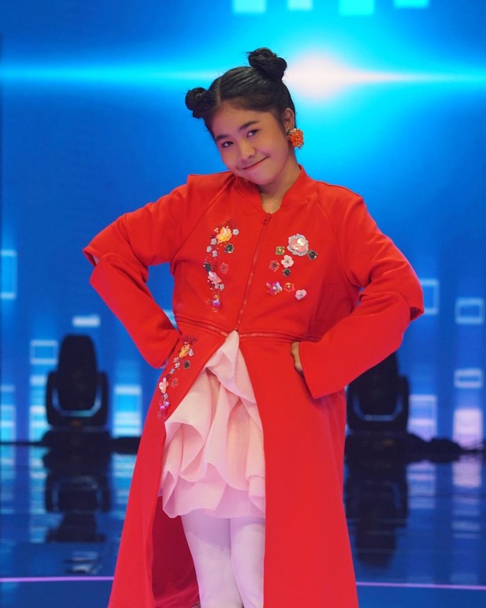 Terlihat cheeful bak anak ABG, perpaduan long dress merah lengan panjang dengan mini organza warna soft pink bias kamu cobain. Celana legging warna putih bisa dipilih biar penampilan makin match. (Foto: www.instagram.com/alifalubis/).