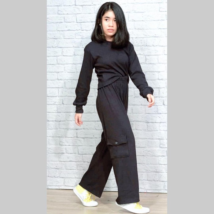 Last but not least, ide outfit Alifa Lubis warna hitam yang terlihat keren juga bisa ditiru lho. Kamu bisa memadukan kaos lengan panjang dan celana cargo serba hitam biar penampilan makin menawan. (Foto: www.instagram.com/alifalubis/).