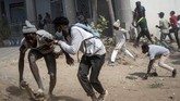 FOTO: Demo Penangkapan Pemimpin Oposisi Senegal Rusuh Unjuk rasa pendukung pemimpin oposisi Ousmane Sonko di Dakar, Senegal berujung ricuh akibat saling serang dengan polisi.
