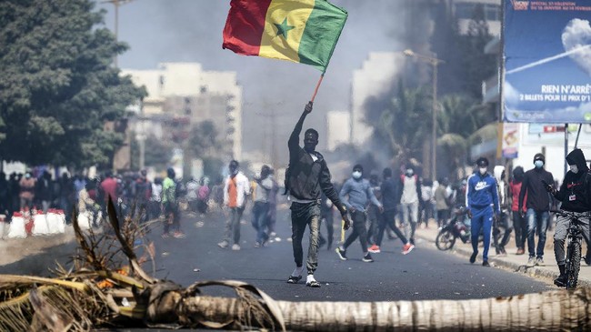 Pemimpin oposisi Senegal, Ousmane Sonko ditangkap ketika hendak disidang atas tuduhan pemerkosaan.