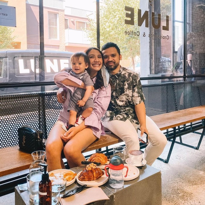 Kehidupan Acha dan suami tampak semakin bahagia dengan kehadiran sang buah hati, Lucas Asaf Ambarita. Melalui potret-potret di akun instagram, keduanya tampak tengah asyik-asyiknya menikmati peran sebagai orang tua baru. (Foto: instagram.com/achasinaga)