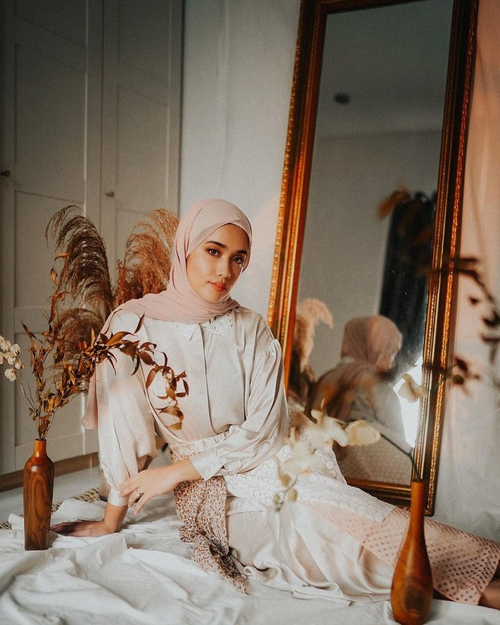 Mantan personel girlband Princess, Ana Octarina juga mengikuti sang suami untuk tinggal di Australia setelah menikah. Kini aktris yang mantap berhijab ini lebih dikenal sebagai sosok creator dan influencer di instagram. (Foto: instagram.com/anaoctarina)