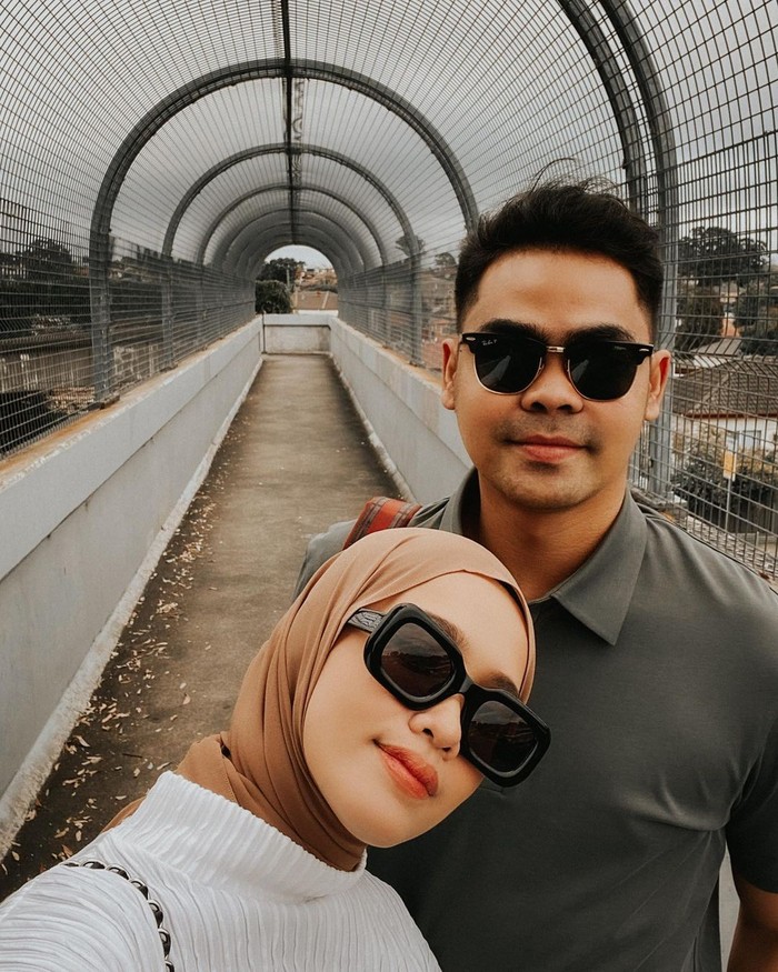 Ana Octarina diketahui menikah dengan Adie Baron pada 2018. Ia kemudian resmi pindah dan menetap di Australia bersama sang suami hingga kini. Meski begitu, ia tetap sering bolak-balik ke Indonesia untuk urusan pekerjaan. (Foto: instagram.com/anaoctarina)
