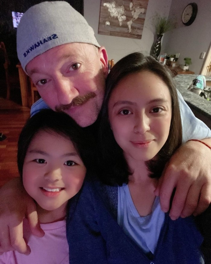 Artis cantik ini nampaknya telah betah menjalani kehidupannya di Australia bersama suami dan anak perempuannya, Maddie. Namun tidak hanya fokus mengurus keluarga, Jill juga menjalani pekerjaan sebagai seorang perawat. (Foto: instagram.com/carissajill)